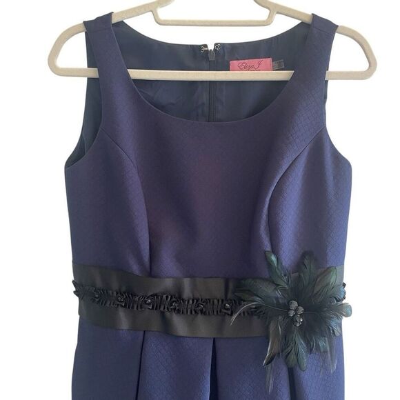Eliza J Navy Blue Short Cocktail Dress Women’s Sz 10P Feather Accent Sleeveless - Picture 2 of 5